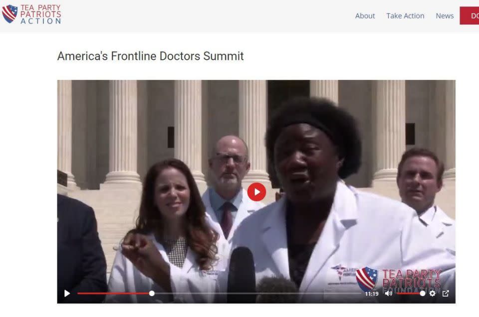 Una captura de pantalla del sitio web Tea Party Patriots muestra el vídeo del grupo que se hace llamar “Médicos en primera línea de Estados Unidos” hablando a inicios de esta semana en Washington.