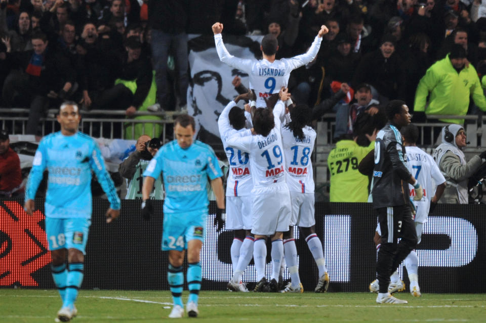 Pas de grand scénario sans penalty. Corner tiré par Delgado, Heinze touche le ballon de la main, M. Bré indique le point de penalty. Lisandro ne tremble pas au moment de conclure, avec une frappe puissante sur laquelle Mandanda, parti du bon côté, ne peut rien faire. Le stade Gerland entre en transe.