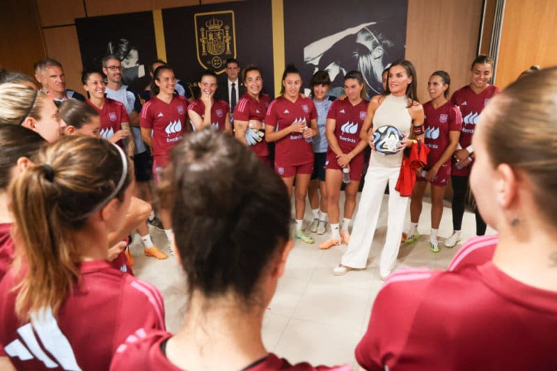 La reina Letizia con la selección femenina de fútbol 