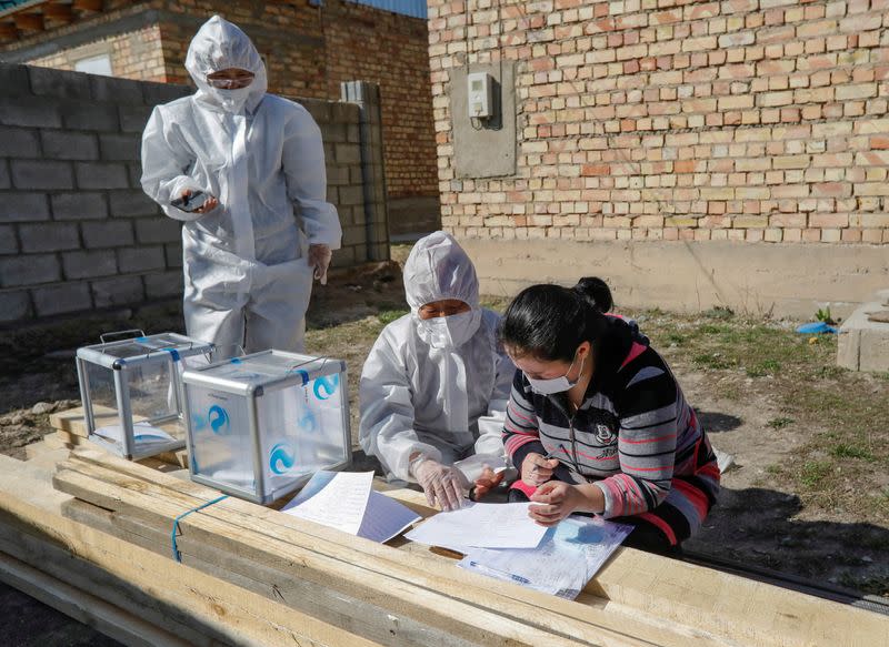 Vote in constitutional referendum in the village of Koy-Tash near Bishkek