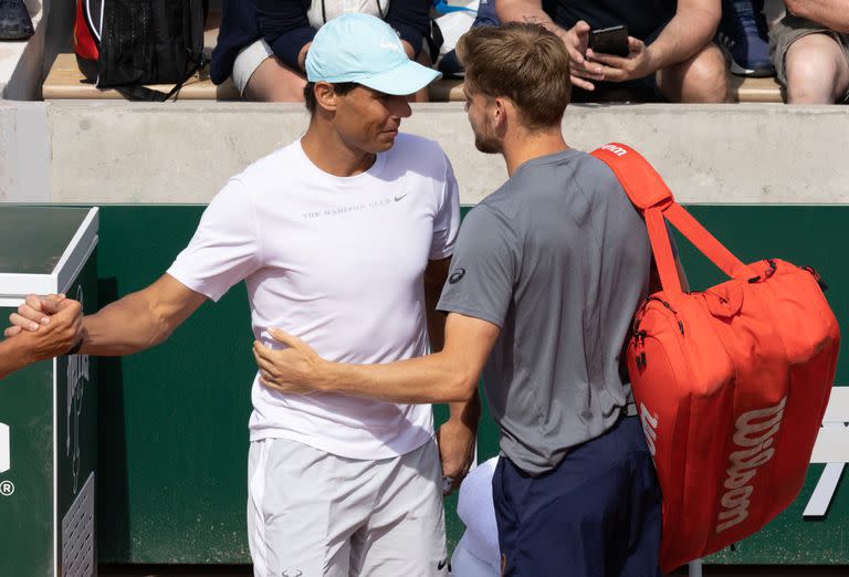 El saludo entre Rafael Nadal y David Goffin tras una sesión de entrenamientos en el Chatrier