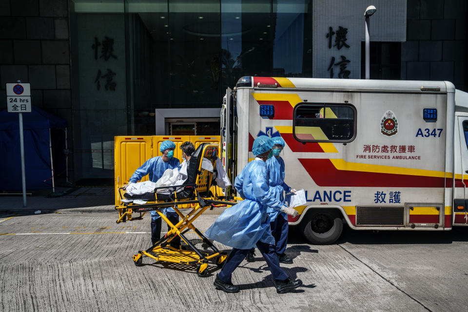 運送確診個案時，救護員要穿上全身防護裝備。Photographer: Lam Yik/Bloomberg