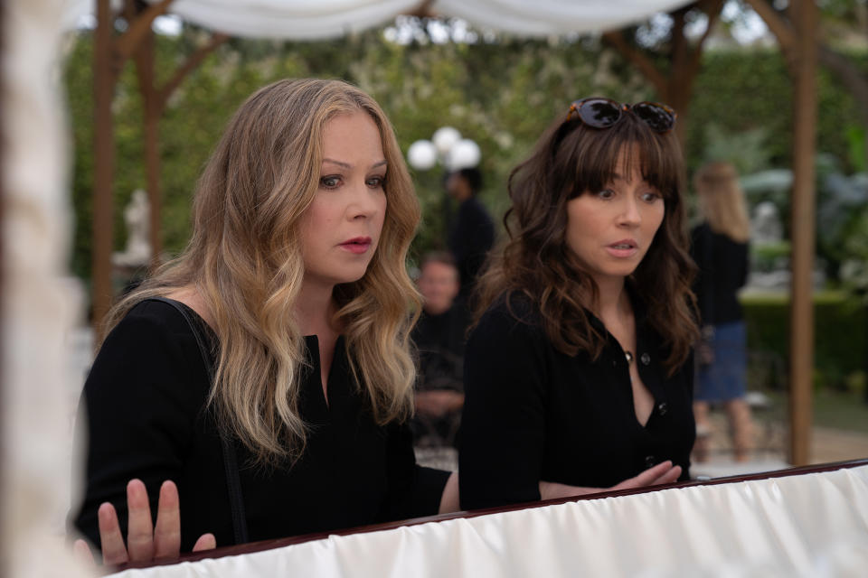 (L to R) CHRISTINA APPLEGATE as JEN HARDING and LINDA CARDELLINI as JUDY HALE in DEAD TO ME. (Saeed Adyani / Netflix)