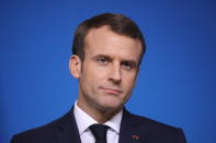 <p>Élu avec 66,10% des suffrages, la majorité obtenue à l’Assemblée nationale, Emmanuel Macron avait séduit les Français en 2017 et pouvait espérer poursuivre sur sa lancée. Mais 2018 aura marqué la fin de l’état de grâce du président de la République. Peu convaincus par ses réformes sociales et économiques, les Français lui font de moins en moins confiance. En juin, sa cote de popularité atteint son plus bas niveau depuis son élection, avec 40% de Français “satisfaits” selon un sondage Ifop pour le Journal du Dimanche. L’affaire Benalla et son traitement par le président durant l’été laissent également des traces. A l’automne, sa cote de popularité baisse encore, avec seulement 29% de “satisfaits”. Le mouvement des gilets jaunes, et son long silence sur ce dossier sensible, le feront plonger un peu plus. En décembre, il perd encore des points, avec 23% de “satisfaits”, pour 76% de “mécontents”. Le Premier ministre subit aussi la crise des gilets jaunes, sa cote baissant de 3 points en décembre pour se situer à 31% de “satisfaits”. (Crédit Ludovic MARIN / AFP) </p>