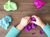 Play-Doh no fue siempre una masilla para moldear para los niños. La inventó en la década de 1930 un fabricante de jabones llamado Cleo McVickers con la idea de crear un producto para limpiar el hollín de las paredes, pero dos décadas después su hijo Joseph se percató de que también podía ser una pasta para modelar y patentó este juguete que aún hoy sigue triunfando entre los más pequeños. (Foto: Getty Images).