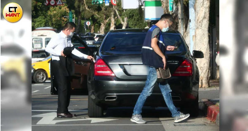 女兒上車的同時，代駕在半路下車，由屈中恆接手開車載女兒回家。（圖／攝影組）