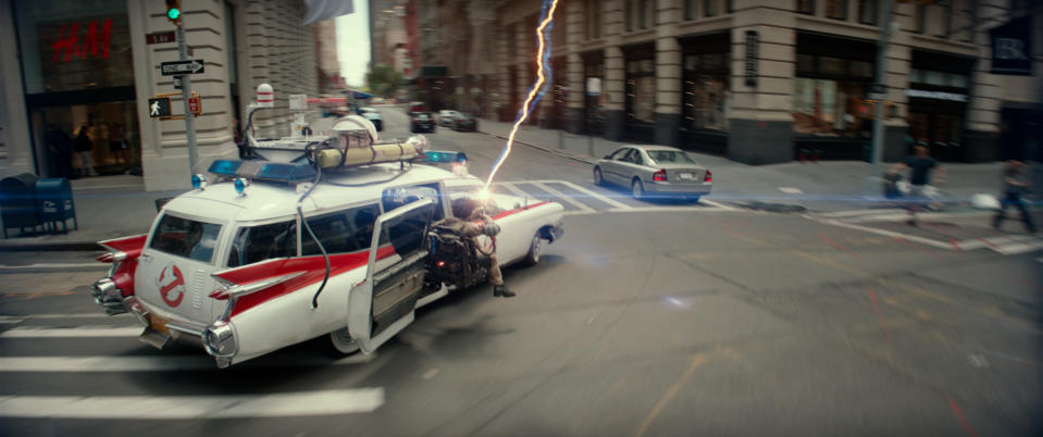 保羅路德在電影中駕駛原版的Ecto-1捉鬼車在紐約市區狂飆。（圖／索尼）