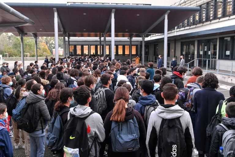 Des élèves et professeurs rassemblés dans la cour du collège Les Battières pour rendre hommage au professeur Samuel Paty, un an après sa mort, le 15 octobre 2021 à Lyon - PHILIPPE DESMAZES © 2019 AFP