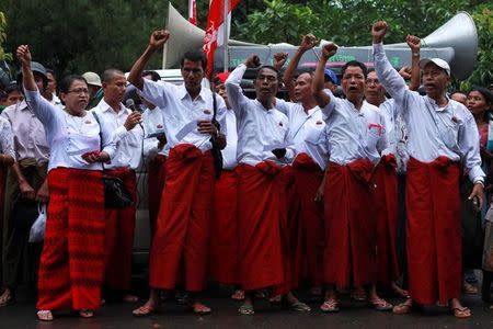 Protesters shout slogans during a rally against former U.N. chief Kofi Annan in Sittwe, Myanmar, September 6, 2016. REUTERS/Wa Lone