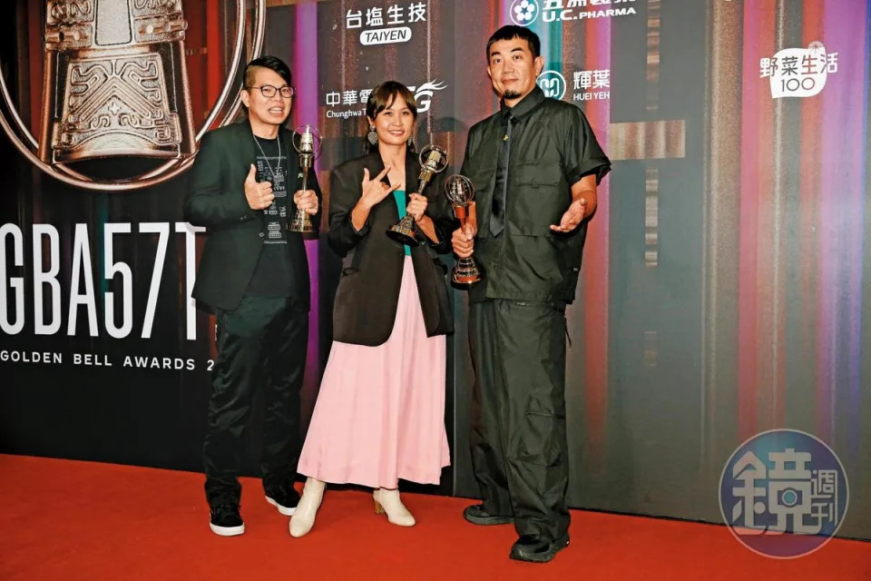  《大嘻哈時代》拿下第57屆電視金鐘獎綜藝節目獎，周祐楷（左起）與 製作人潘筱晴、湯宗霖同感榮耀。