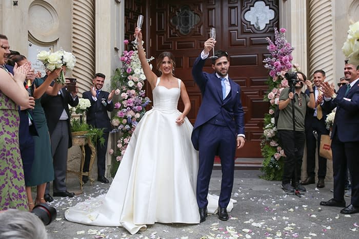 Los novios brindando con familiares y amigos