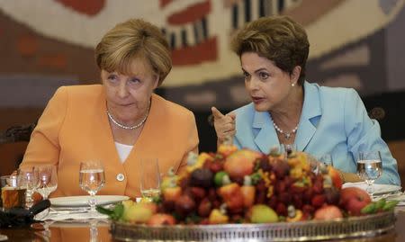 Germany's Chancellor Angela Merkel (L) listens to Brazil's President Dilma Rousseff during a lunch at the Itamaraty Palace in Brasilia, Brazil, August 20, 2015. REUTERS/Ueslei Marcelino