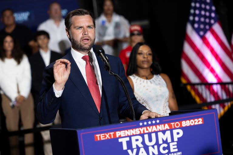 El senador estadounidense y candidato republicano a la vicepresidencia en 2024, J.D. Vance, habla durante un mitin de campaña en el 2300 Arena de Filadelfia, Pensilvania, el 6 de agosto de 2024