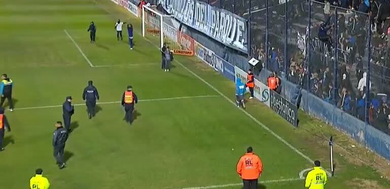 Hinchas de Independiente Rivadavia invaden la cancha.