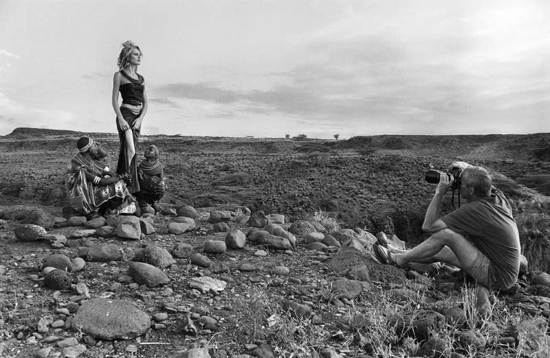 Peter Beard photographing an international model with local Samburu girls nearby the town of Maralal