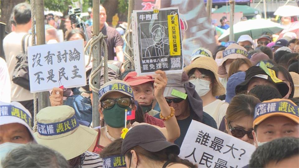 覆議案遭藍白否決　青鳥行動無懼大雨愈聚愈多　嗆藍白：別太靠勢