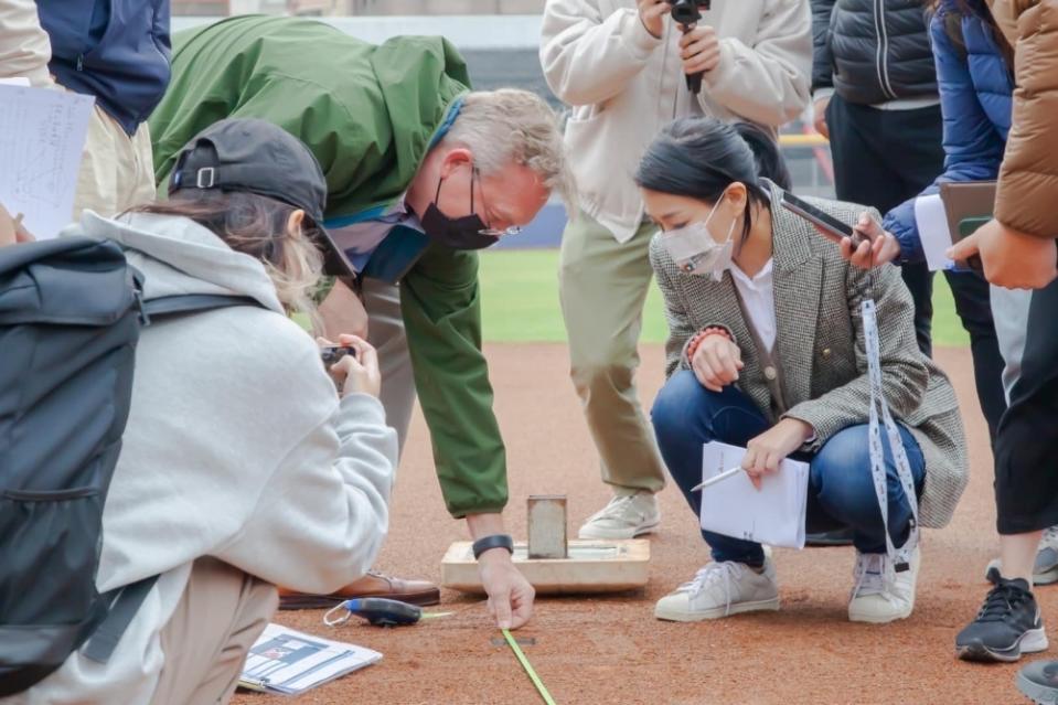 美國大聯盟顧問曾到新竹棒球場勘查場地。   圖：翻攝高虹安臉書