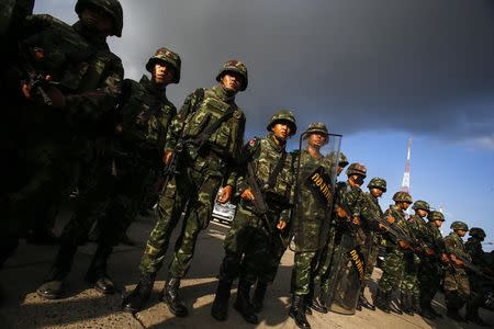 Thai soldiers stand guard during a coup at the Army Club where Thailand's army chief held a meeting with all rival factions in central Bangkok May 22, 2014. REUTERS/Athit Perawongmetha