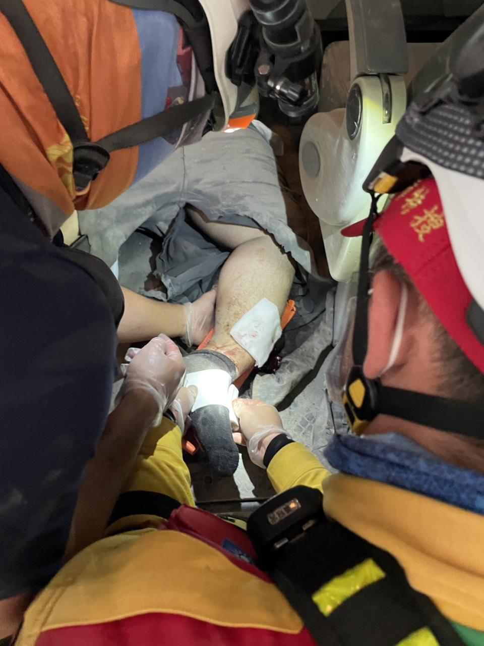 陳家安雙腿遭巨石壓傷超過32小時才被緊急送醫，目前在慈濟醫療中。（圖：花蓮縣消防局提供）