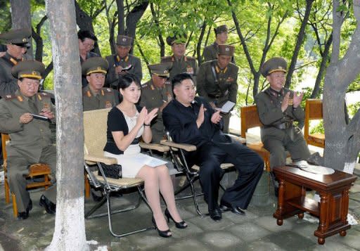 El dirigente norcoreano, Kim Jong-Un (c), y su esposa, Ri Sol Ju, visitan una subunidad del Ejército