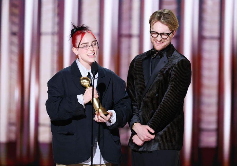 Billie Eilish O'Connell y Finneas O'Connell con su Globo de Oro por What Was I Made For? de Barbie, mejor canción original.