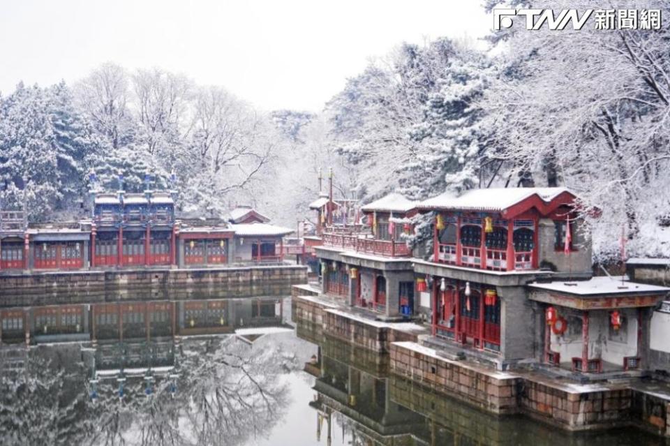 在初雪陪襯下，頤和園蘇州街古建築風景。（圖／央視微博）