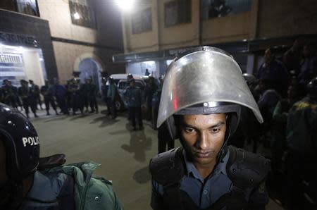 Police officers stand guard in front of the central jail in Dhaka December 12, 2013. REUTERS/Andrew Biraj