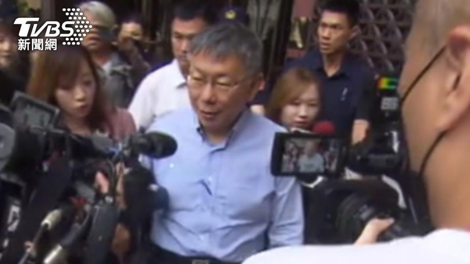 柯文哲現身台北地檢署即遭媒體包圍。（圖／TVBS）