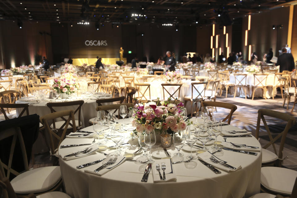 El salón listo para recibir a los nominados a la 94a edición anual de los Premios de la Academia para un almuerzo tradicional, el lunes 7 de marzo de 2022 en Los Ángeles. (Foto por Danny Moloshok/Invision/AP)