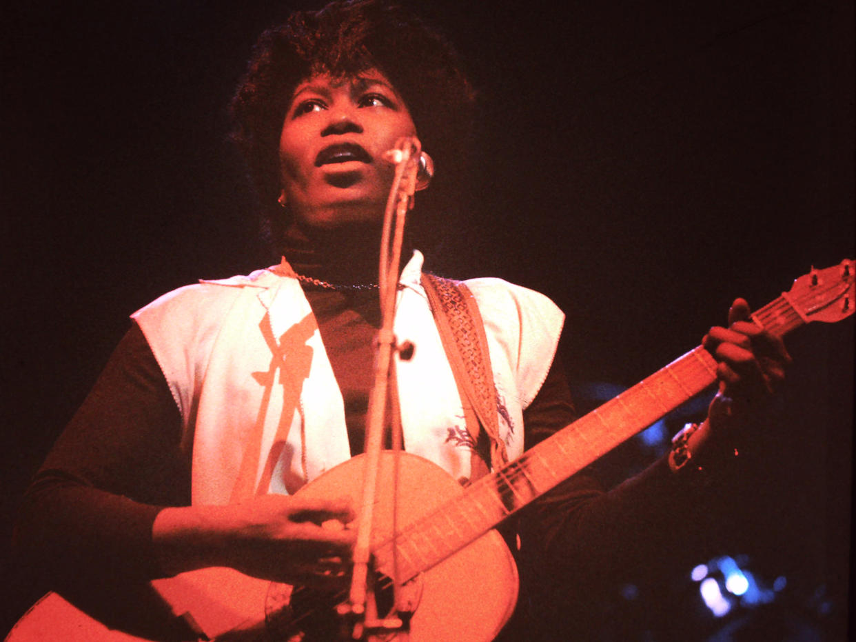 Joan Armatrading in 1974. (Photo: Gijsbert Hanekroot/Redferns)