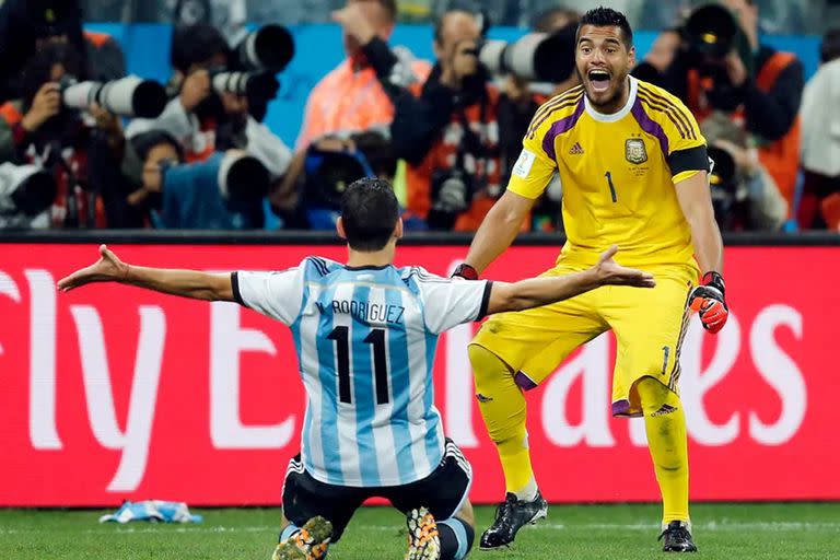 Maxi Rodríguez y Sergio Romero, artífices del triunfo argentino en los penales contra Holanda en 2014.