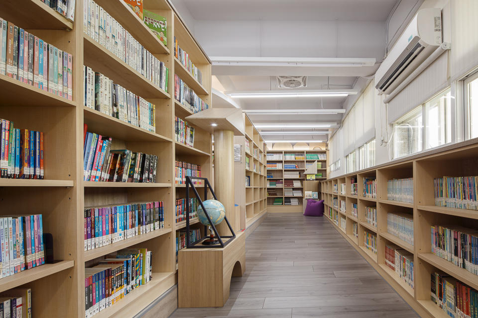 新落成的圖書館擁有整齊乾淨明亮寬敞的書架區