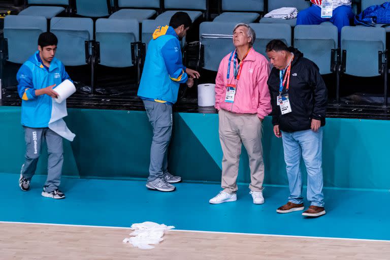 Harold Mayne-Nicholls mira al techo, a la espera de que se solucione el tema en Viña del Mar