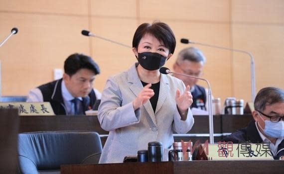 （觀傳媒中彰投新聞）【記者廖妙茜/台中報導】台中市議會今(14)日進行第4屆第3次臨時會，多位議員關心台中捷運車廂亮槍事件安全精進作為。對此，市長盧秀燕強調，「寧願從嚴也不要從寬！」不管是亮真槍還是假槍都要偵辦，雖行車人員、保全，甚至警察都有介入注意嫌犯，但下車以後就要偵辦，並留置送至警察局，不該認為他無害就讓他自由行動，應嚴肅以待，以最嚴格標準檢討改進，讓民眾更安心。