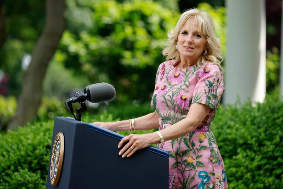 Photo d'archive : la Première dame Jill Biden dans la roseraie de la Maison Blanche le 17 mai à Washington, DC (Getty)