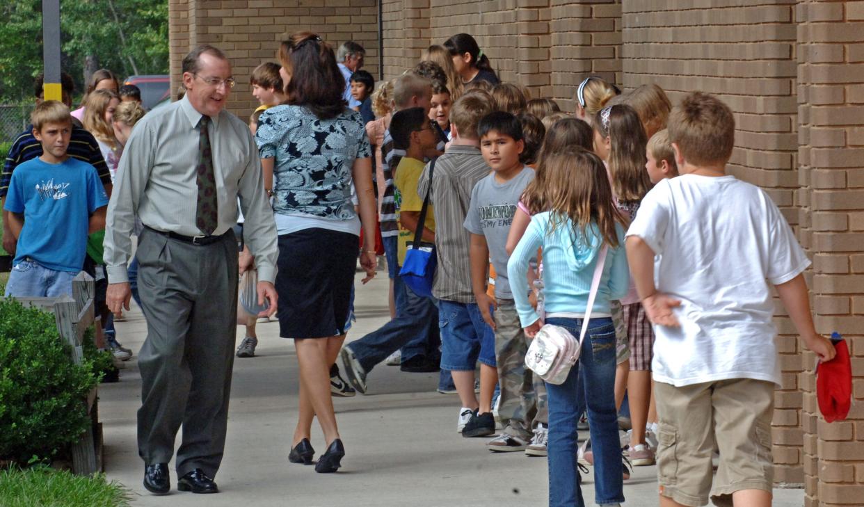 Students rotate between classes at Clay County's Lake Asbury Elementary School in this 2007 photo. The school had a little fewer than 1,400 students when the photo was taken, about bit more than the 1,250 students across Clay  County who are considered "English learners" because they aren't proficient in the language.