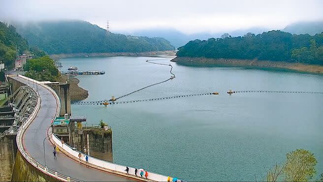 桃園市石門水庫蓄水率已跌破6成，27日只剩54.3％，蓄水量111.4百萬噸。（蔡依珍攝）