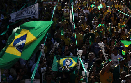 People take part in a pro-government demonstration at Paulista avenue in Sao Paulo, Brazil May 26, 2019. REUTERS/Nacho Doce