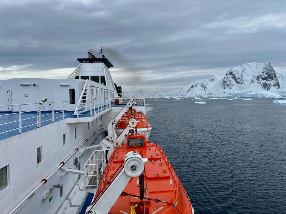 Guests could walk along the side of the ship, which is also where the crew stored the life boats.