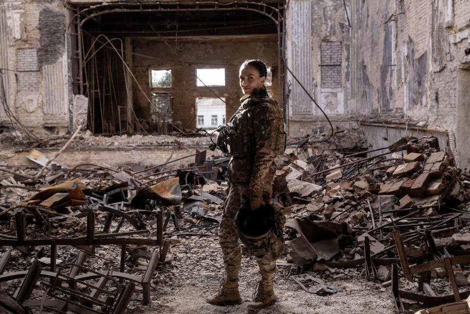 Una exabogada de 31 años, cuyo nombre clave es Bruja, cerca de Bajmut, en la región ucraniana de Donetsk, el 29 de octubre de 2023. (Nicole Tung/The New York Times)
