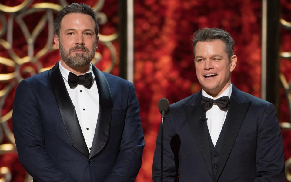 Nicht nur als Schauspieler, sondern auch als Drehbuchautor glänzte Matt Damon bei "Good Will Hunting". Mit Co-Autor Ben Affleck (links) gewann er 1998 den Oscar für das beste Originaldrehbuch - einer der Höhepunkte einer ganz besonderen Männerfreundschaft. In den harten Anfangsjahren teilten sich die beiden noch ein Bankkonto, später gründete das Duo sogar zwei Produktionsfirmen. (Bild: Aaron Poole/A.M.P.A.S.)