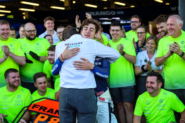 El abrazo de Franco Colapinto con James Vowles, el jefe de Williams; el piloto argentino resaltó su deseo de permanecer en el equipo y tener una nueva oportunidad en el futuro, en el caso de no lograr un asiento en la F.1 en 2025