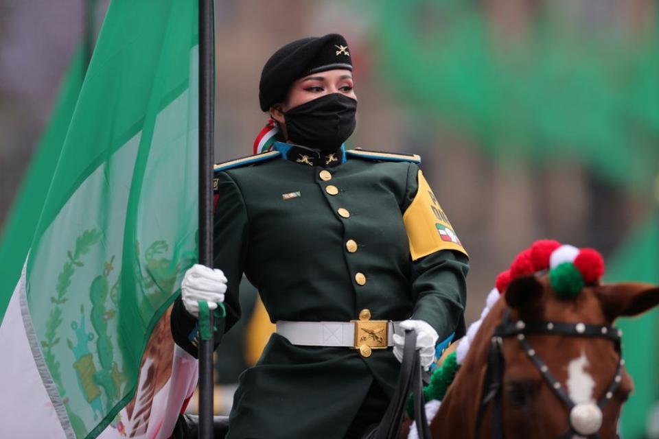 Una mujer militar en un desfile en México