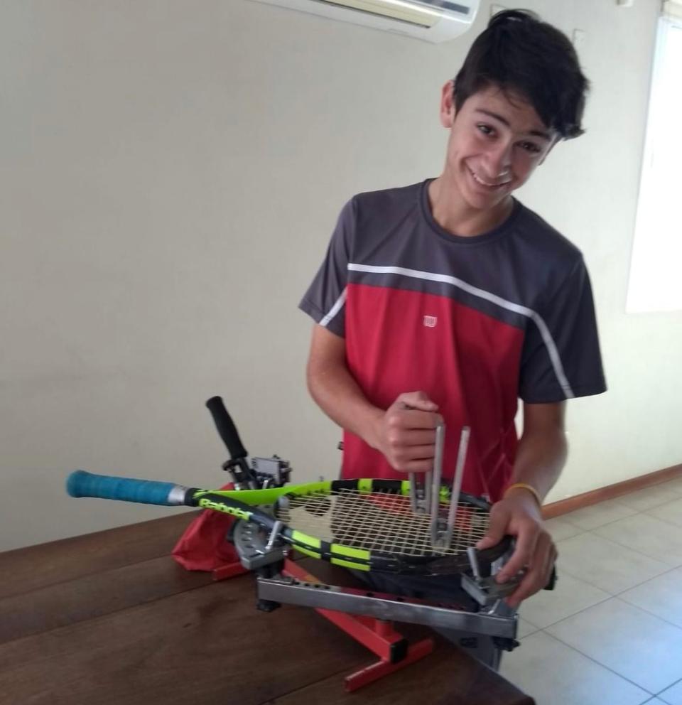 Mariano Navone, de más chico, encordándose su propia raqueta, para ahorrar todo el dinero que fuera posible 