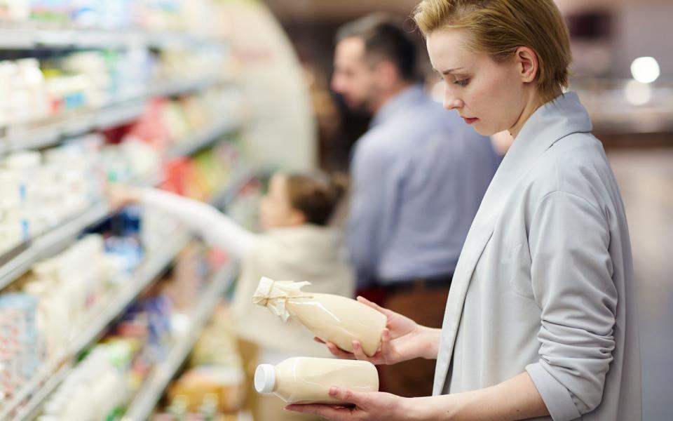 Ein Blick auf die Zutatenliste ist bei allen Pflanzendrinks dringend zu empfehlen. Viele wollen fehlenden Geschmack mit angereichertem Zucker wettmachen. Stattdessen gilt: je weniger Zutaten, desto besser die Milch-Alternative. (Bild: iStock / shironosov)