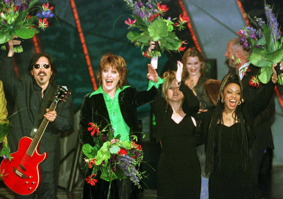 <p>Die britische Band “Katrina & The Waves” sang sich im Jahr 1997 mit dem Hit “Love Shine A Light” in die Herzen der Zuschauer, die sie wiederum zum Star des Abends machten. (Bild-Copyright: John Giles/AP Photo)</p>