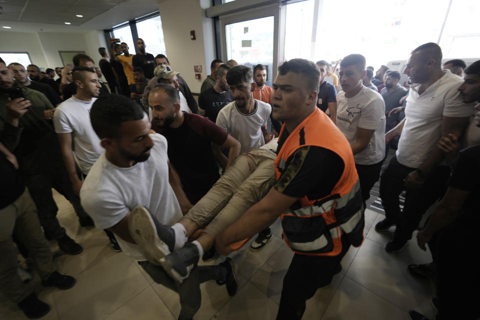 Un palestino herido durante los combates entre las fuerzas israelíes y milicianos palestinos es trasladado a un hospital en la ciudad de Yenín, Cisjordania, el lunes 19 de junio de 2023. (AP Foto/Majdi Mohammed)