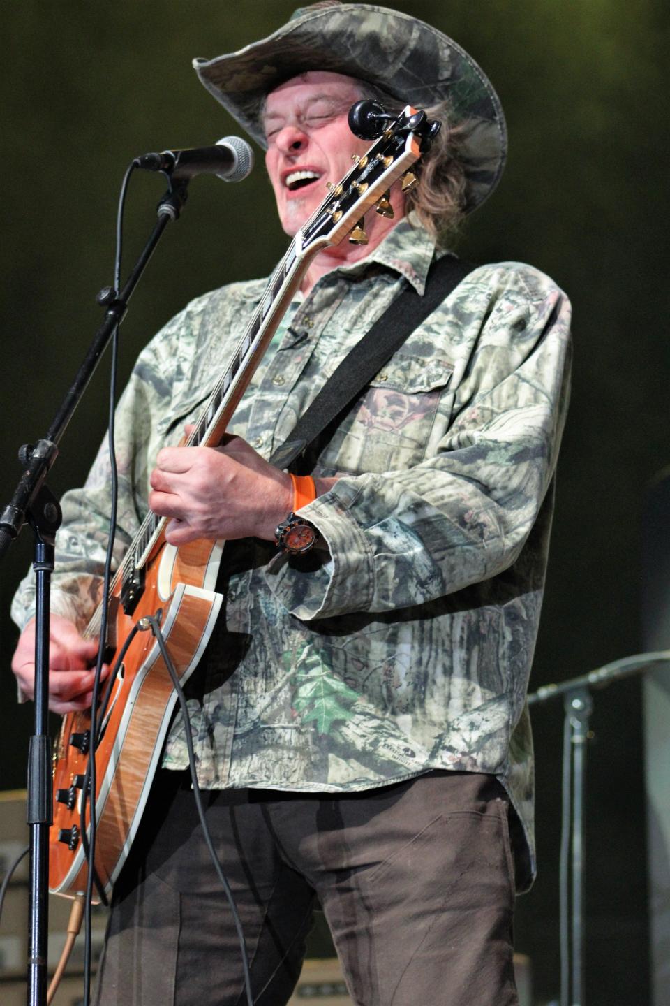 Ted Nugent lets loose with "Cat Scratch Fever" during his surprise, one-song set.