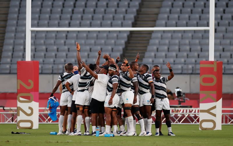 Foto del miércoles de los rugbiers de Fiyi celebrando tras ganar el oro en Seven de los Juegos de Tokio