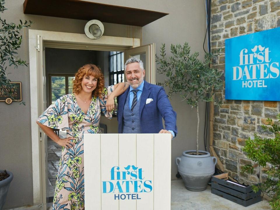 Rezeptionistin Aline und Gastgeber Roland Trettl bei "First Dates Hotel" (Bild: TVNOW / Boris Breuer)